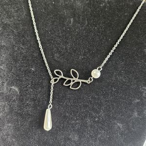 Pearl And Sheet Branch Necklace Hanging Charm Silver Tone Chain Branch 20-22"